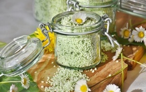 Соль в банке с цветами ромашки