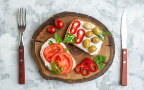 Бутерброды с сыром, оливками и кусочками помидора