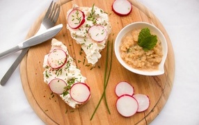 Бутерброды с сыром и редисом