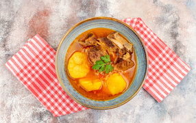 Блюдо шурпа с мясом и картофелем