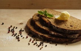 Нарезанный хлеб с маслом и перцем на столе