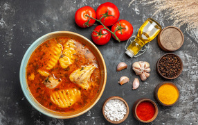 Острый суп с курицей на столе со специями