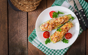 Фаршированные запеченные кабачки на тарелке
