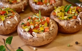 Фаршированные шампиньоны на столе