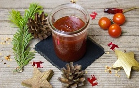 Томатный соус на столе шишками 