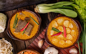 Две тарелки с острым супом на столе