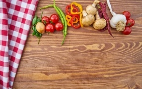 Овощи на деревянном столе с клетчатой скатертью