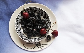 Ягоды ежевики и черешни на столе