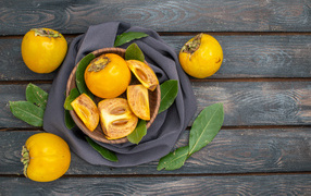 Свежая сладкая хурма на столе