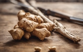 Корень имбиря на столе 