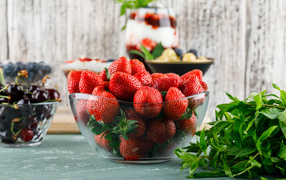 Стеклянная миска с ягодами красной клубники