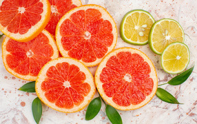 Грейпфрут и лимон нарезанные кусочками на столе