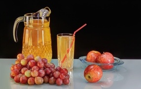 Grapes and apples on the table with juice