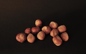 Орехи фундук на черном фоне