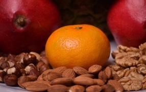 Большой оранжевый мандарин с орехами