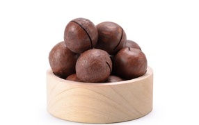 Орехи макадамия на белом фоне