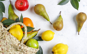 Груши, яблоки и апельсины с сумкой на столе