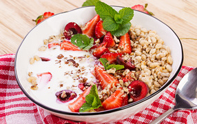 Каша с ягодами и йогуртом на завтрак