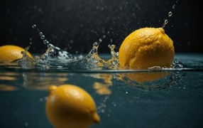 Кислые желтые лимоны плавают в воде