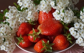 Клубника на столе с цветами