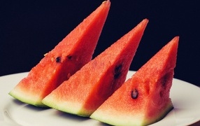 Куски сладкого арбуза на тарелке крупным планом