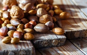 Разные орехи на столе 