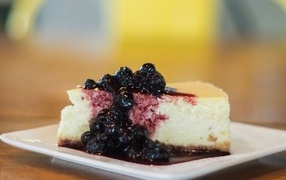 Кусок чизкейка с черничным вареньем