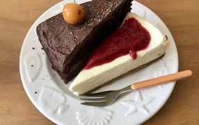 Кусок шоколадного торта и чизкейка на тарелке