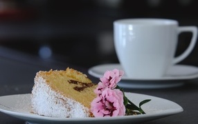 Кусок пирога на тарелке с цветами