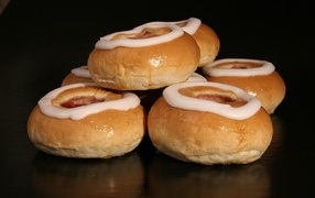 Аппетитные булочки с кремом на черном фоне