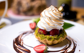 Аппетитное пирожное в тарталетке с кремом