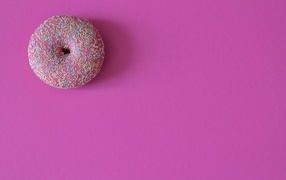 Аппетитный донат с глазурью на розовом фоне