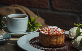 Яблочный пирог с чашкой чая на столе