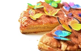 Яблочный пирог с бабочками на белом фоне