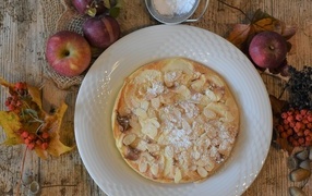 Осенний пирог с яблоками на столе