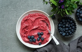 Ягодный щербет с черникой на столе