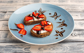 Хлебные гренки с кремом, шоколадом и кусочками клубники