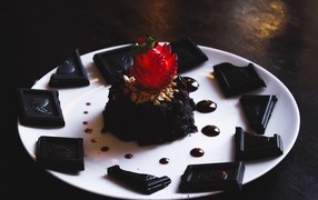 Десерт брауни на большой белой тарелке с шоколадом