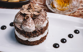 Пирожное со взбитыми сливками и шоколадной стружкой