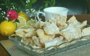 Печенье хворост на столе с лимоном