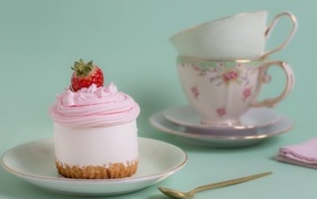 Пирожное на столе с красивыми чашками