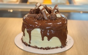 Торт с шоколадной глазурью и конфетами