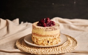 Торт с кремом и вишней