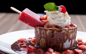 Торт с мороженым, ягодами и взбитыми сливками