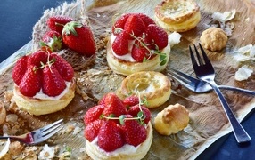 Пирожные с кремом и ягодами клубники