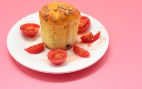 Кекс с помидорами черри на белой тарелке