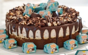 Шоколадный торт с вкусными конфетами