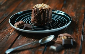 Шоколадный десерт на большой тарелке 