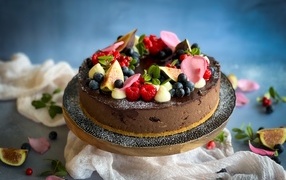 Шоколадный десерт с ягодами
