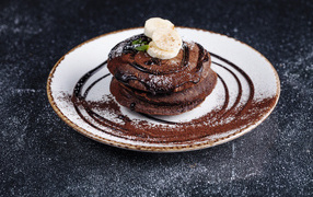 Шоколадные панкейки с кусочками банана